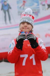 Uczestniczka z medalem